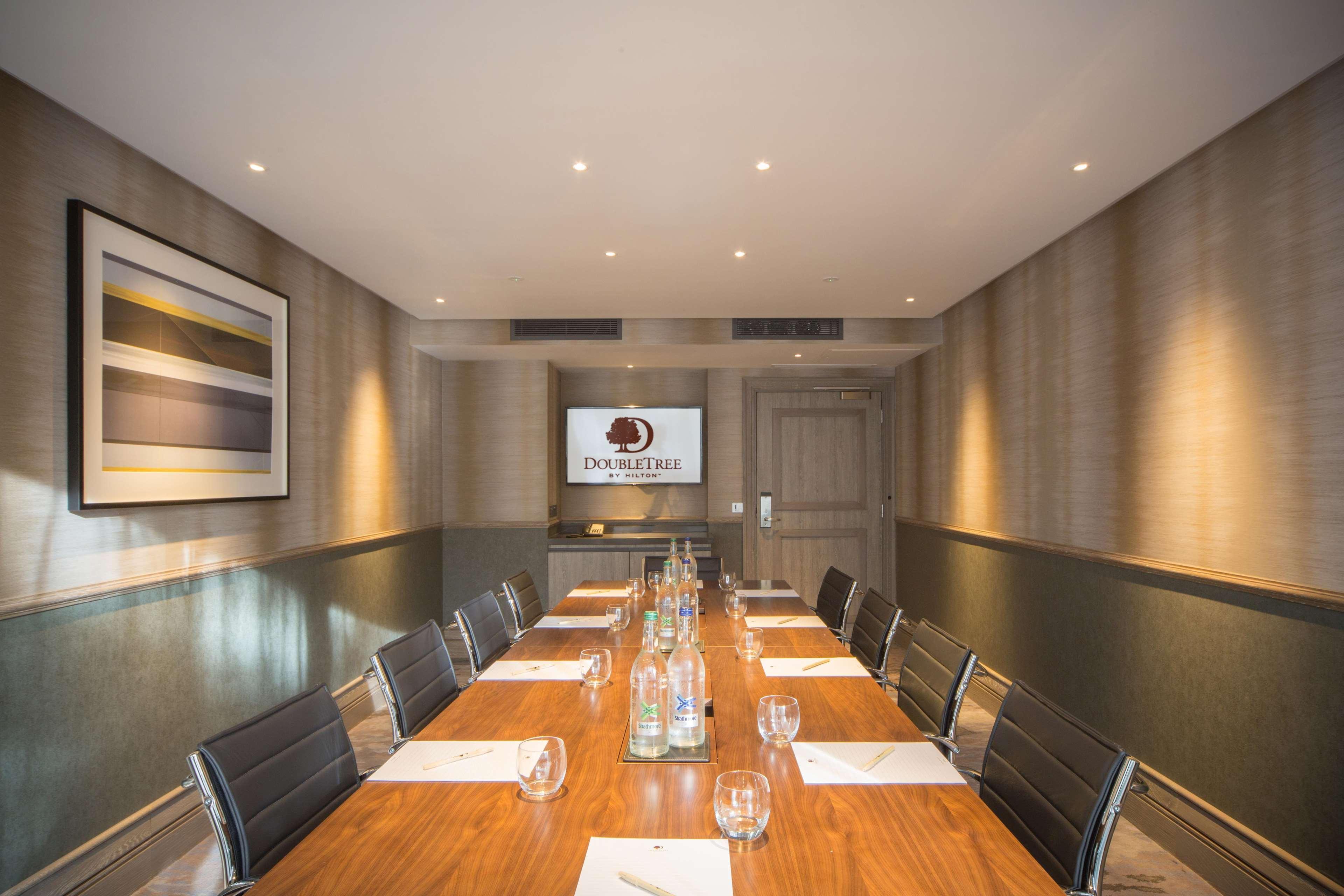 Готель Doubletree By Hilton London Kingston Upon Thames Кінгстон-на-Темзі Екстер'єр фото