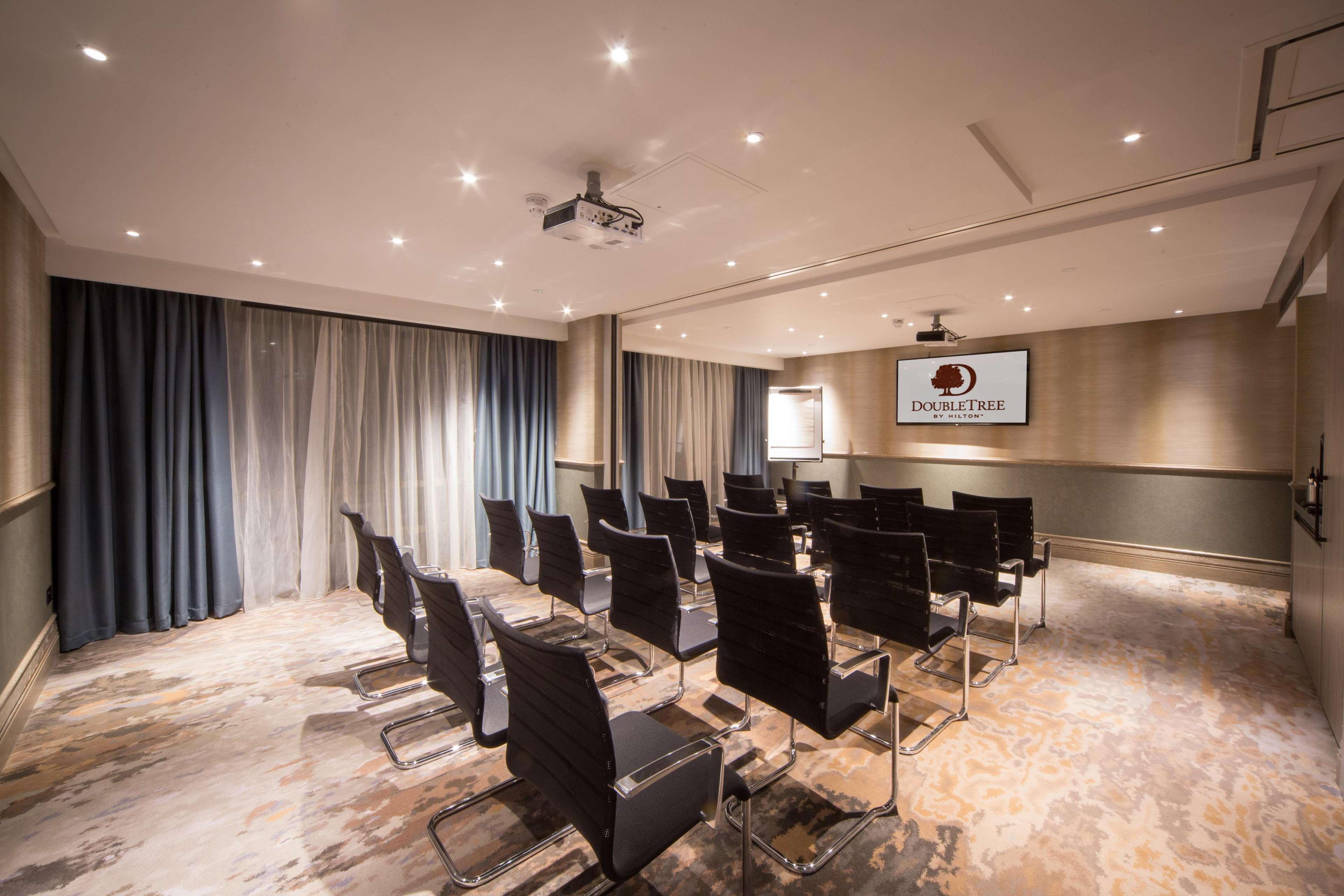 Готель Doubletree By Hilton London Kingston Upon Thames Кінгстон-на-Темзі Екстер'єр фото