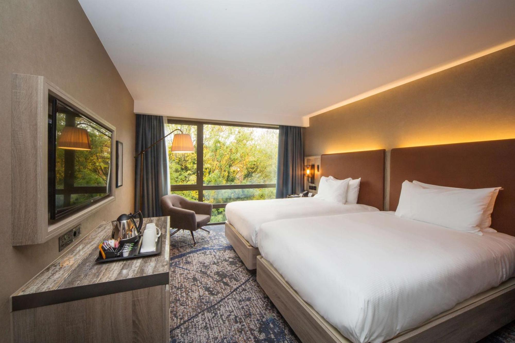Готель Doubletree By Hilton London Kingston Upon Thames Кінгстон-на-Темзі Екстер'єр фото