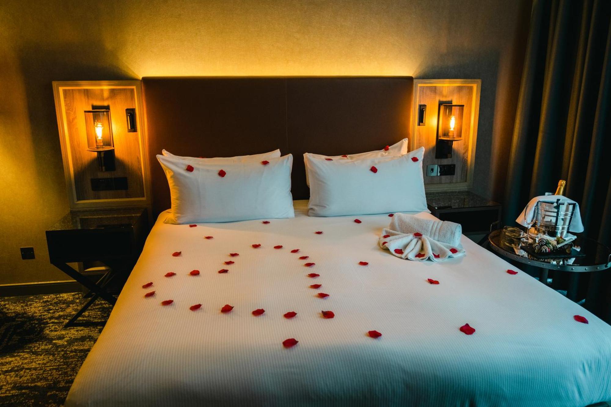 Готель Doubletree By Hilton London Kingston Upon Thames Кінгстон-на-Темзі Екстер'єр фото